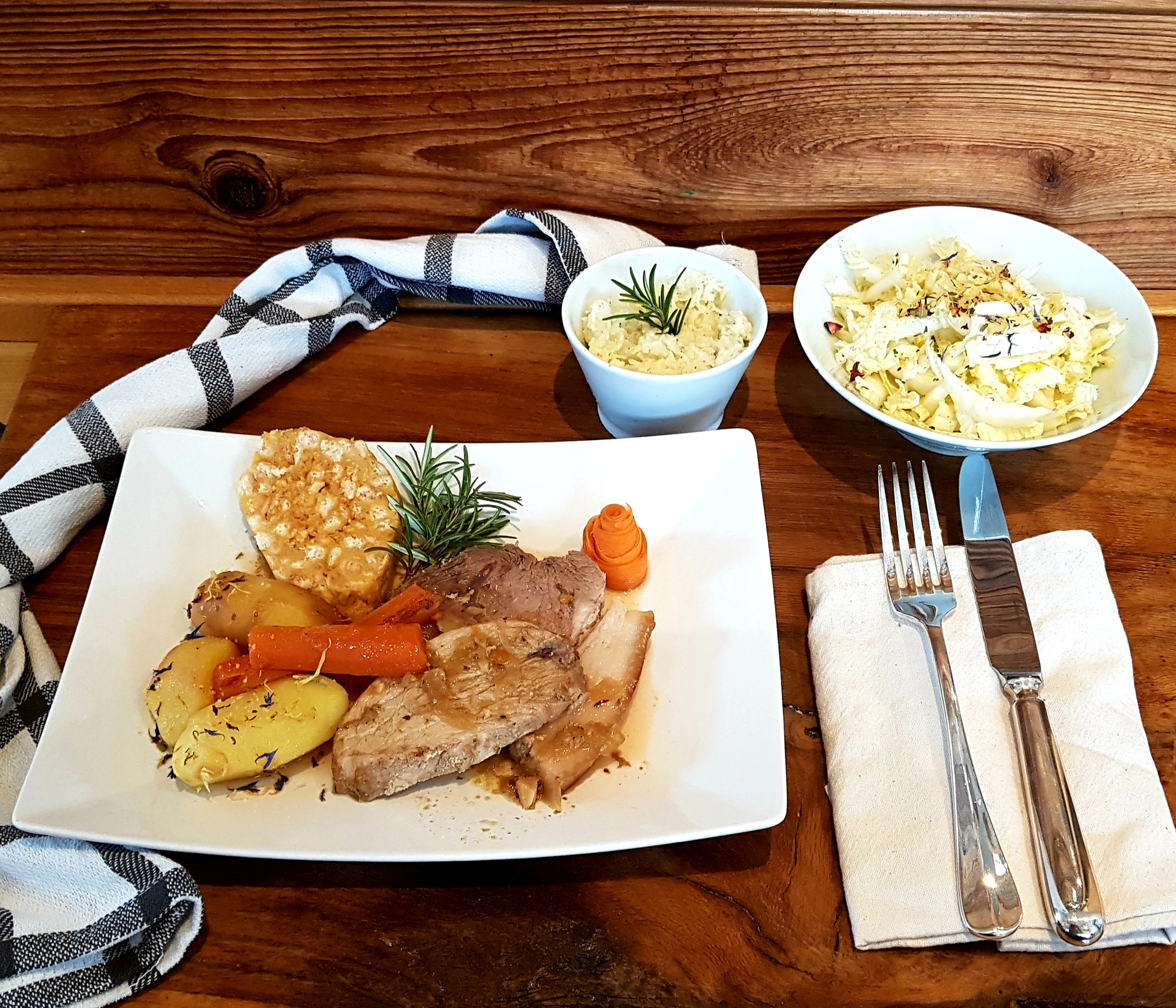 Schweinebraten mit Topfen-Serviettenknödel und Rettichsalat bei Salzburg schmeckt