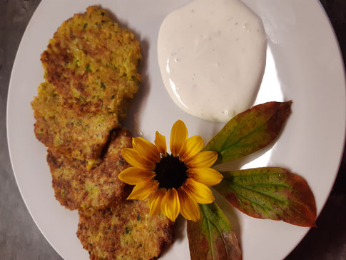 Kürbis-Kartoffel-Zucchini-Puffer mit Schnittlauch-Dip bei Salzburg schmeckt