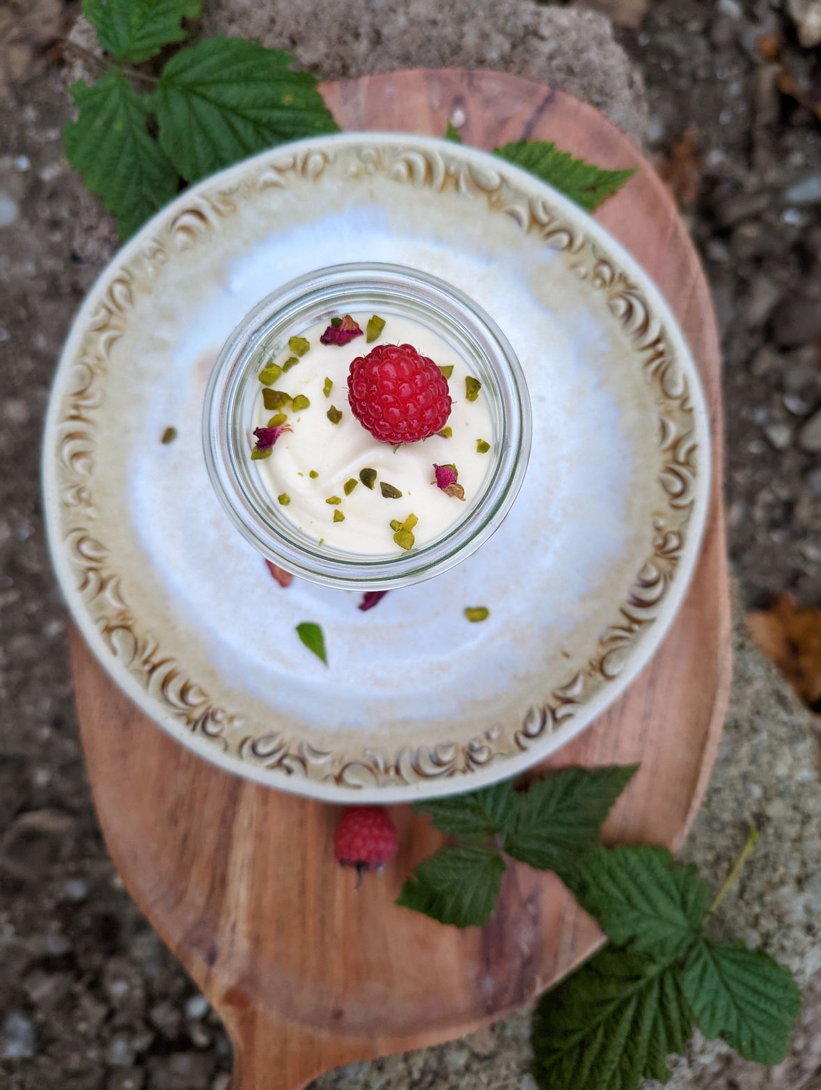 Weiße Schokoladenmousse bei Salzburg schmeckt