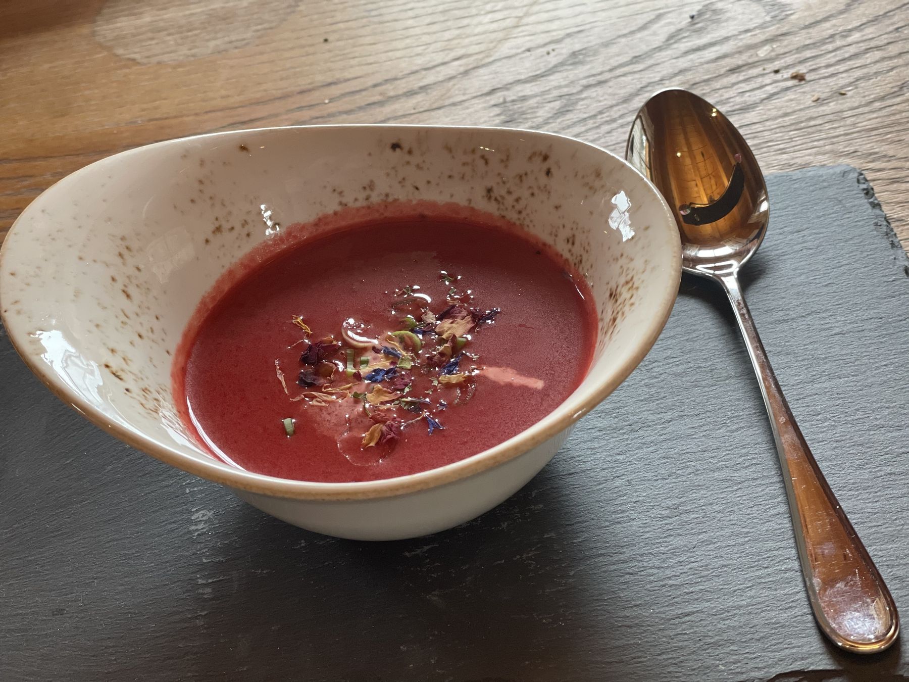 Rote-Rüben-Suppe bei Salzburg schmeckt