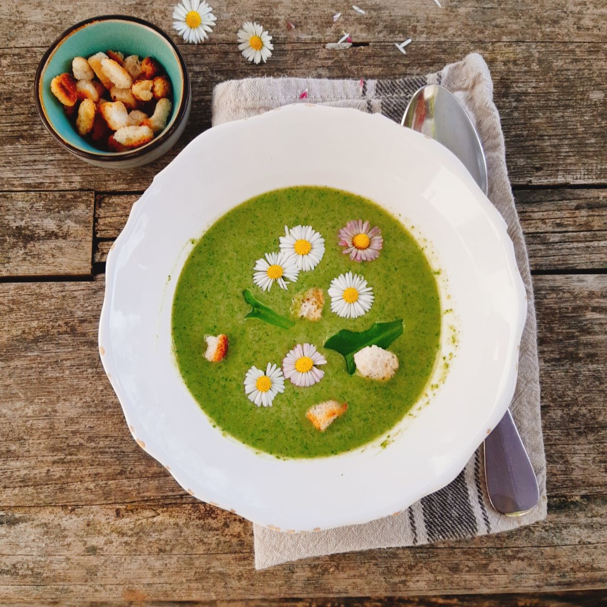 Gänseblümchensuppe bei Salzburg schmeckt