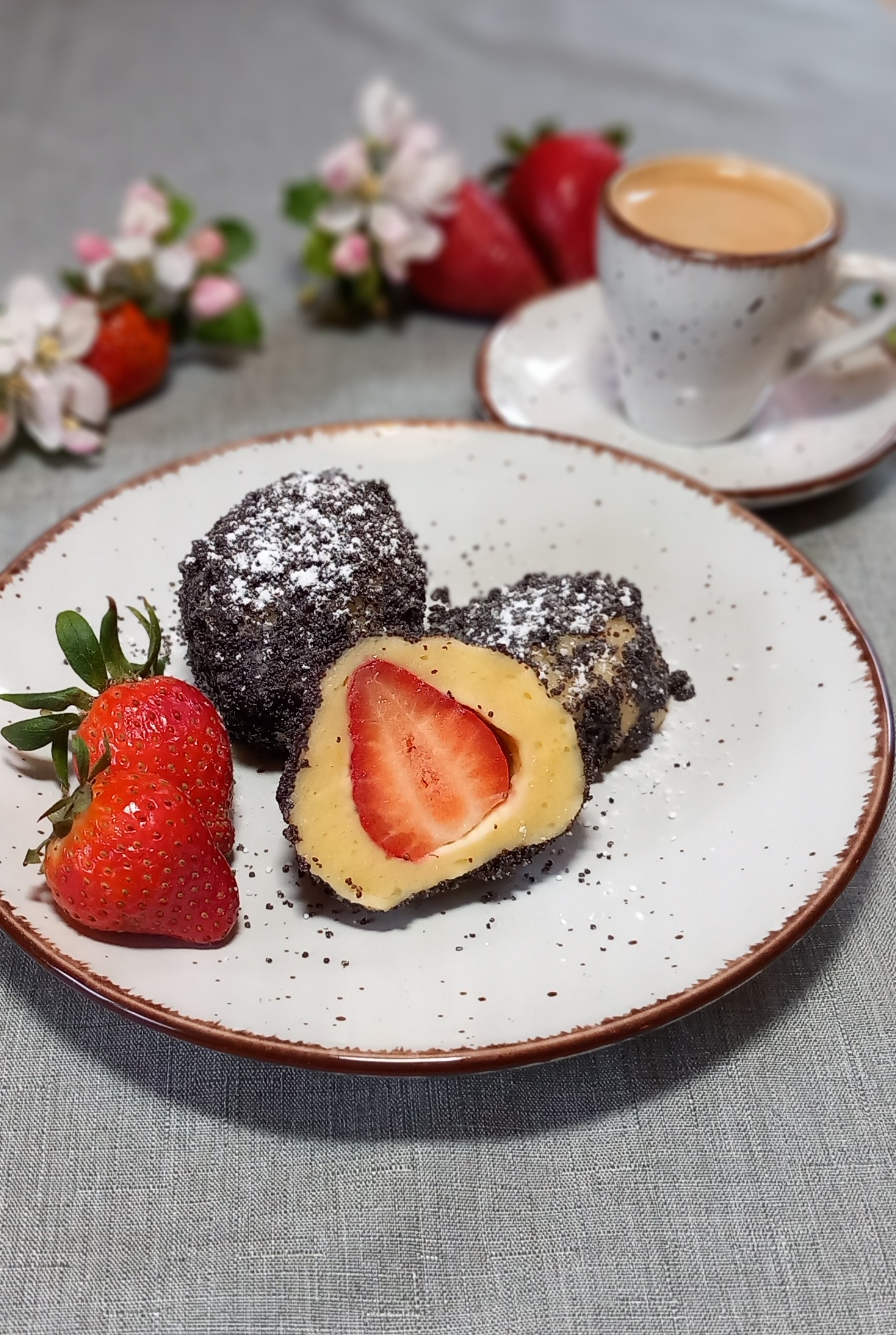 Erdbeer-Topfenknödel in Mohnhülle bei Salzburg schmeckt