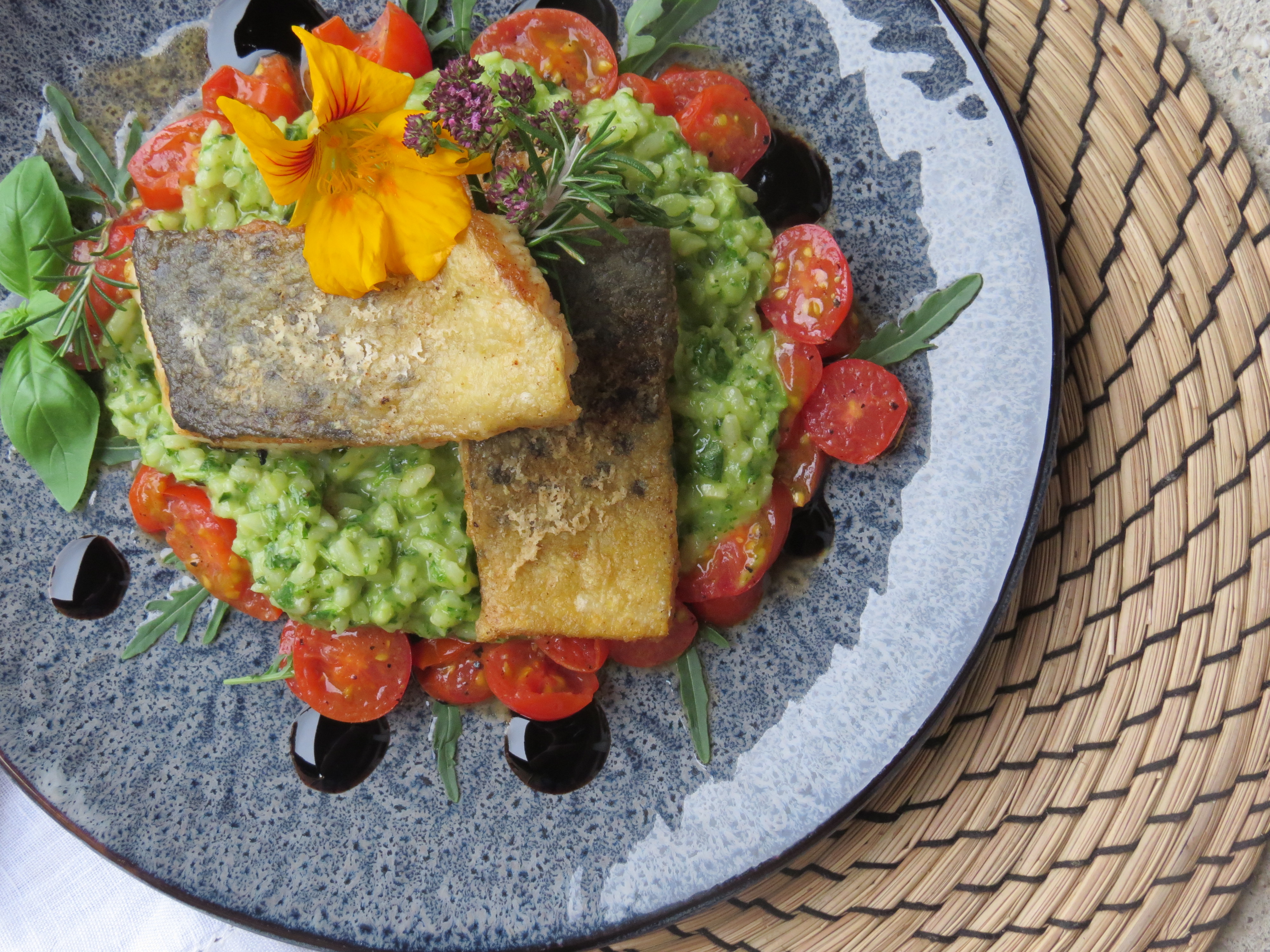 Filet von der Wallersee Seeforelle auf Kräuterrisotto bei Salzburg schmeckt