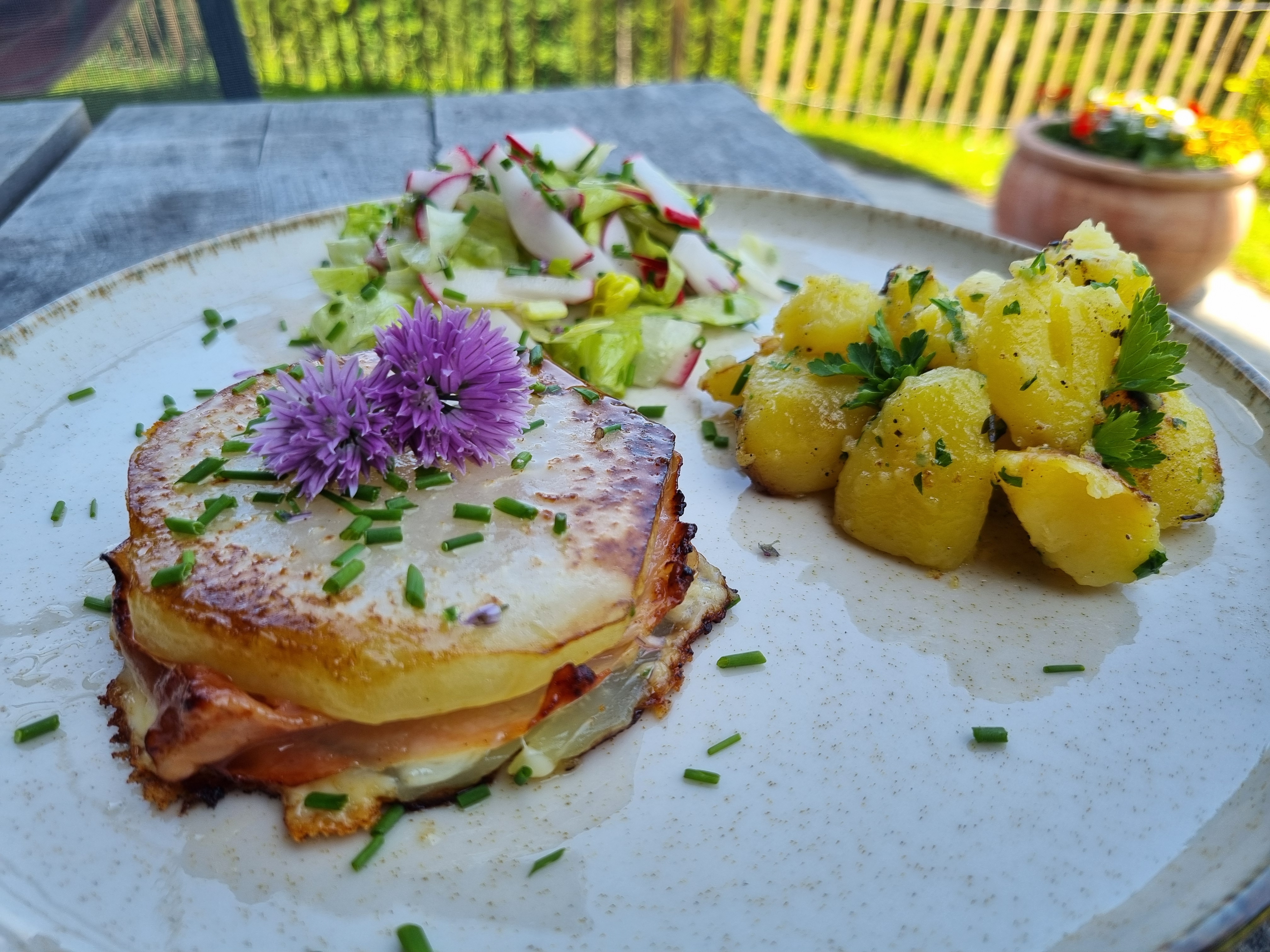 Schinken-Käse Kohlrabi mit Petersilienerdäpfel bei Salzburg schmeckt