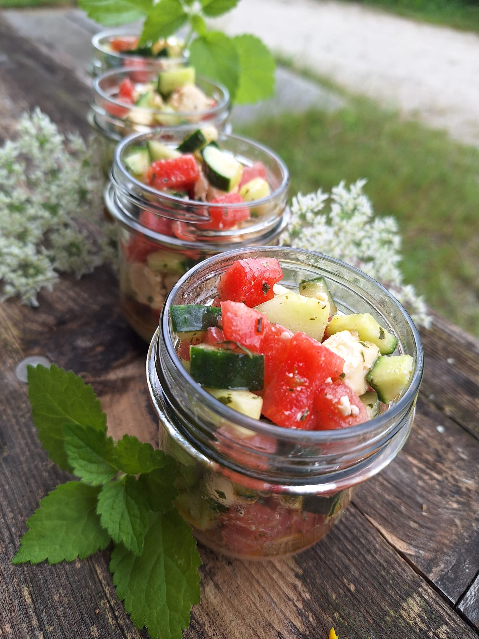 Gurken-Melonen-Salat mit Weichkäse bei Salzburg schmeckt