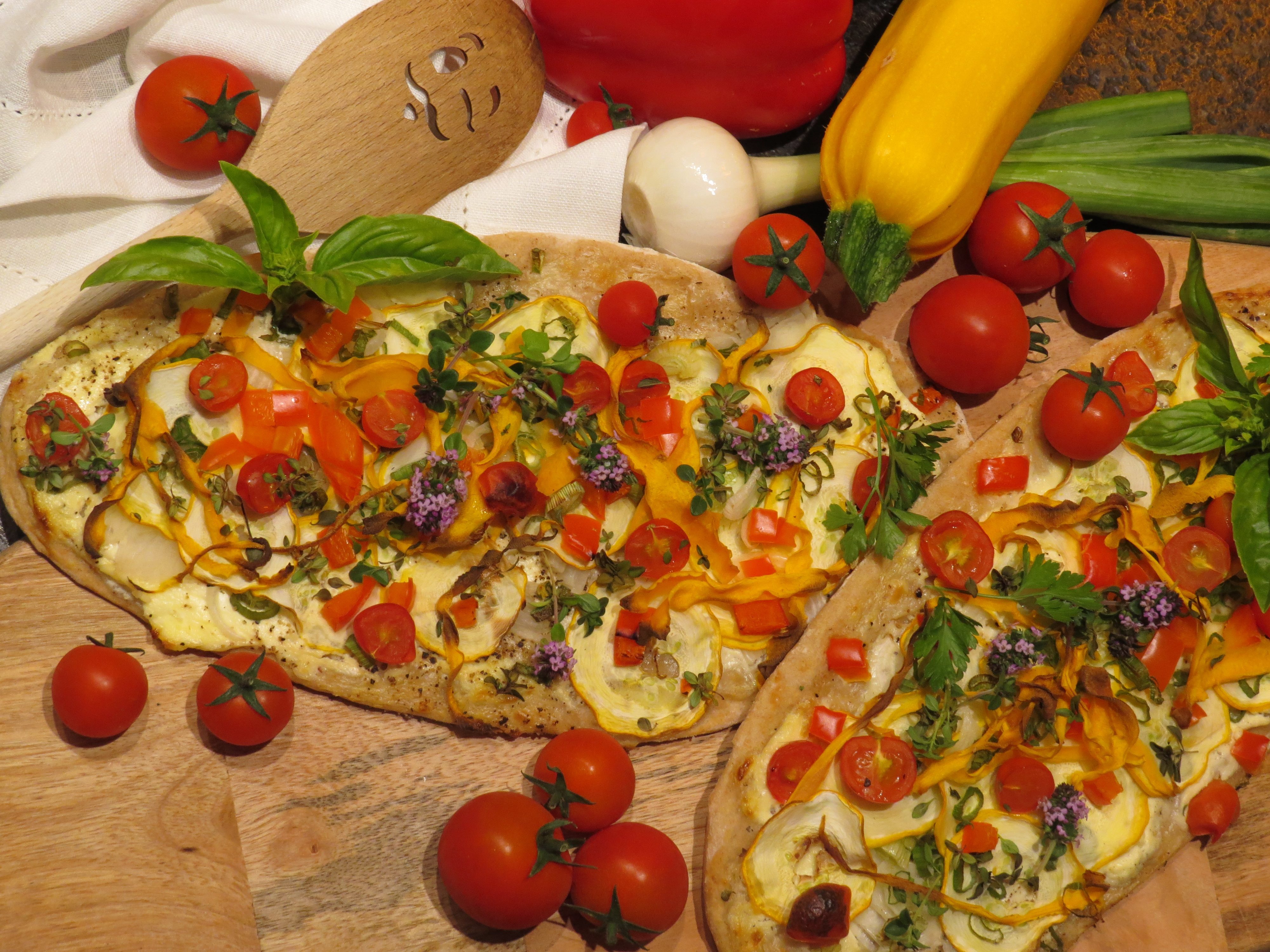 Flammkuchen mit Gemüse bei Salzburg schmeckt