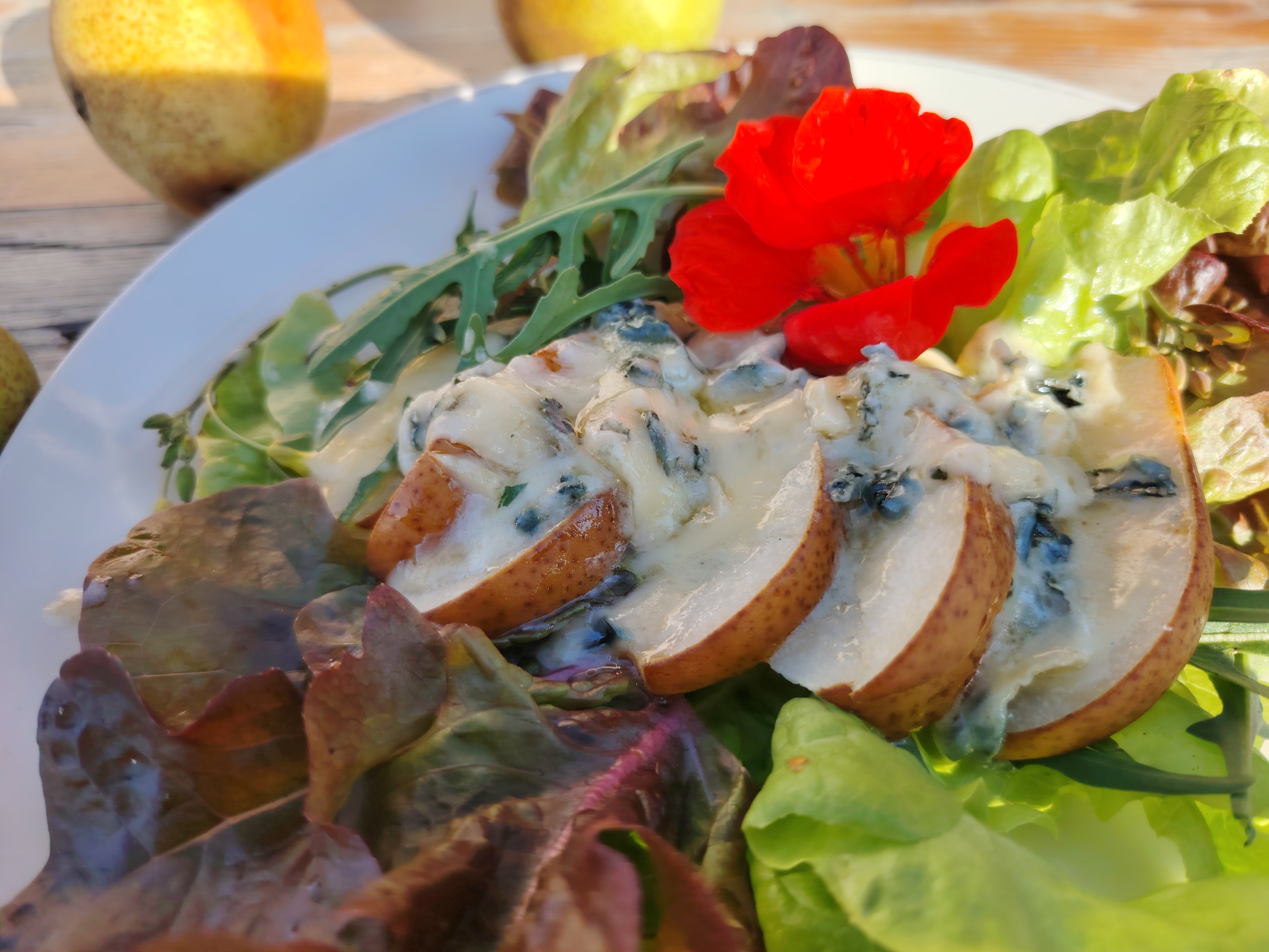 Salat mit Birnen und Blauschimmelkäse bei Salzburg schmeckt