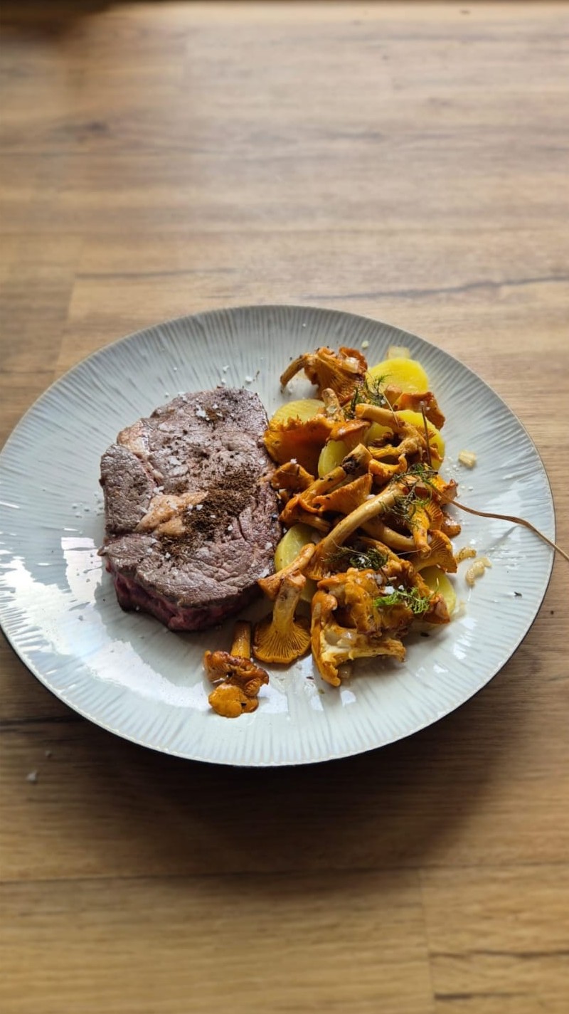 Gebratene Eierschwammerl mit Beiried und Kartoffeln bei Salzburg schmeckt