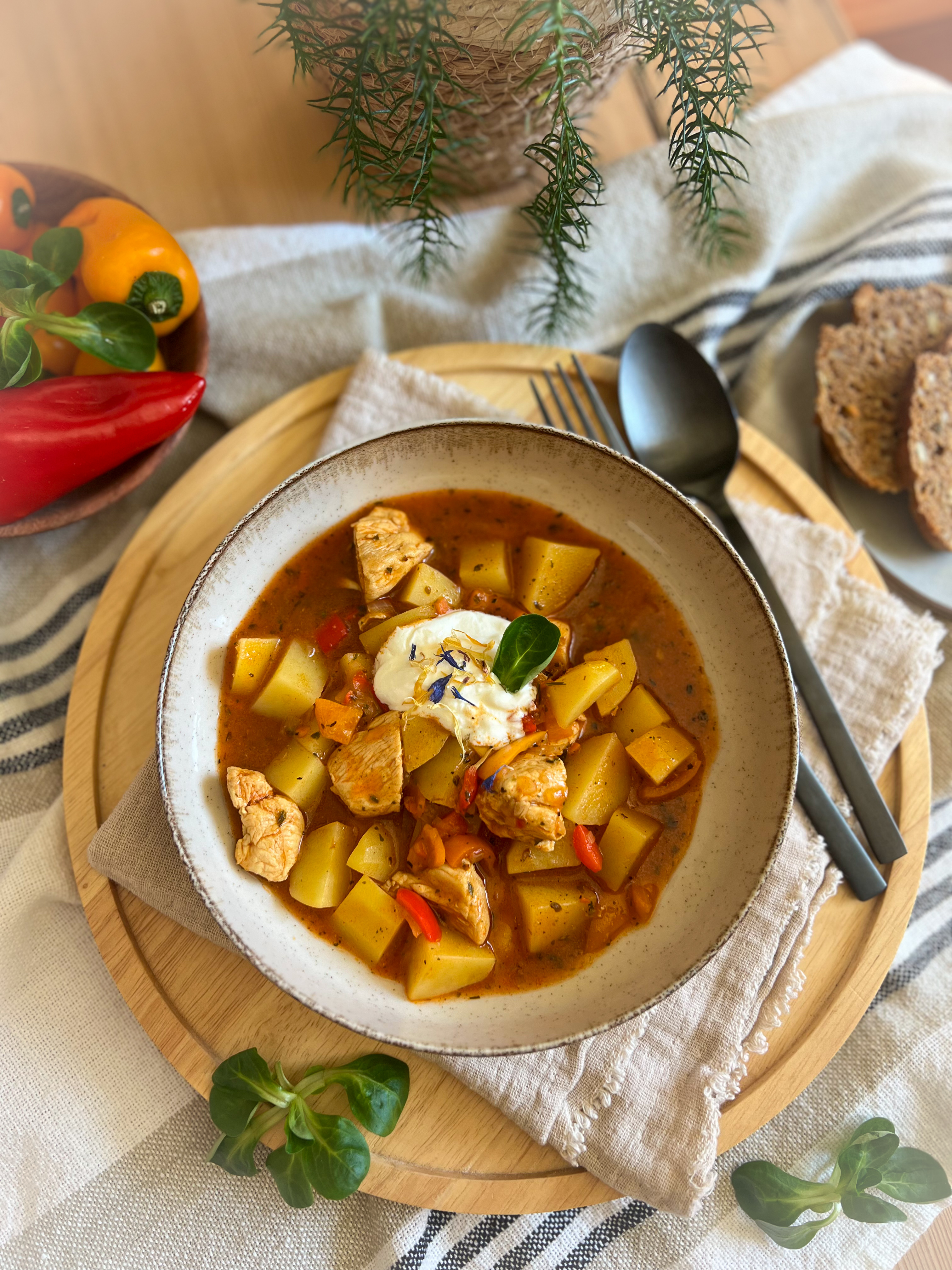 Hendlgulasch mit Erdäpfeln bei Salzburg schmeckt