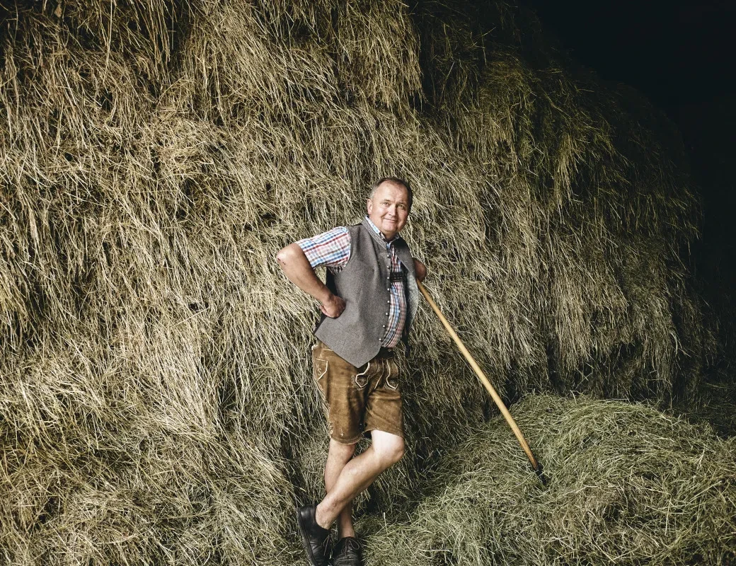 Manfred Siller vom Berggashof Bachrain bei der Stallarbeit