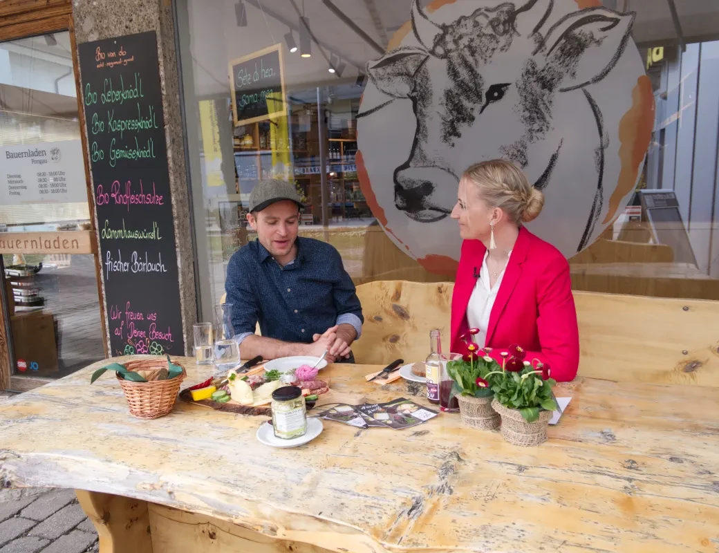 Angelika Pehab in Gespräch mit Sepp Kreuzer vom Bauernladen St. Johann
