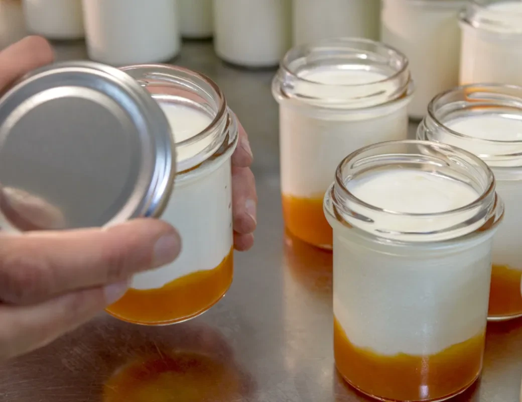 Fruchtjoghurt aus Schafmilch im Glas