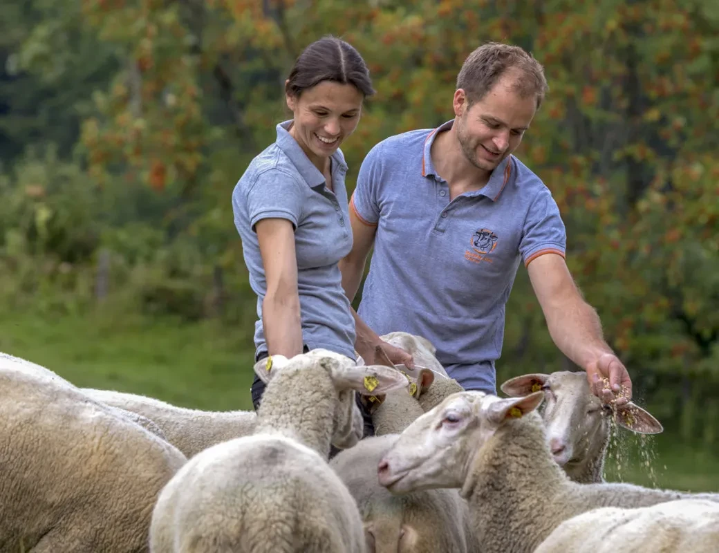 Anna und Sepp Kreuzer mit den Schafen auf der Weide