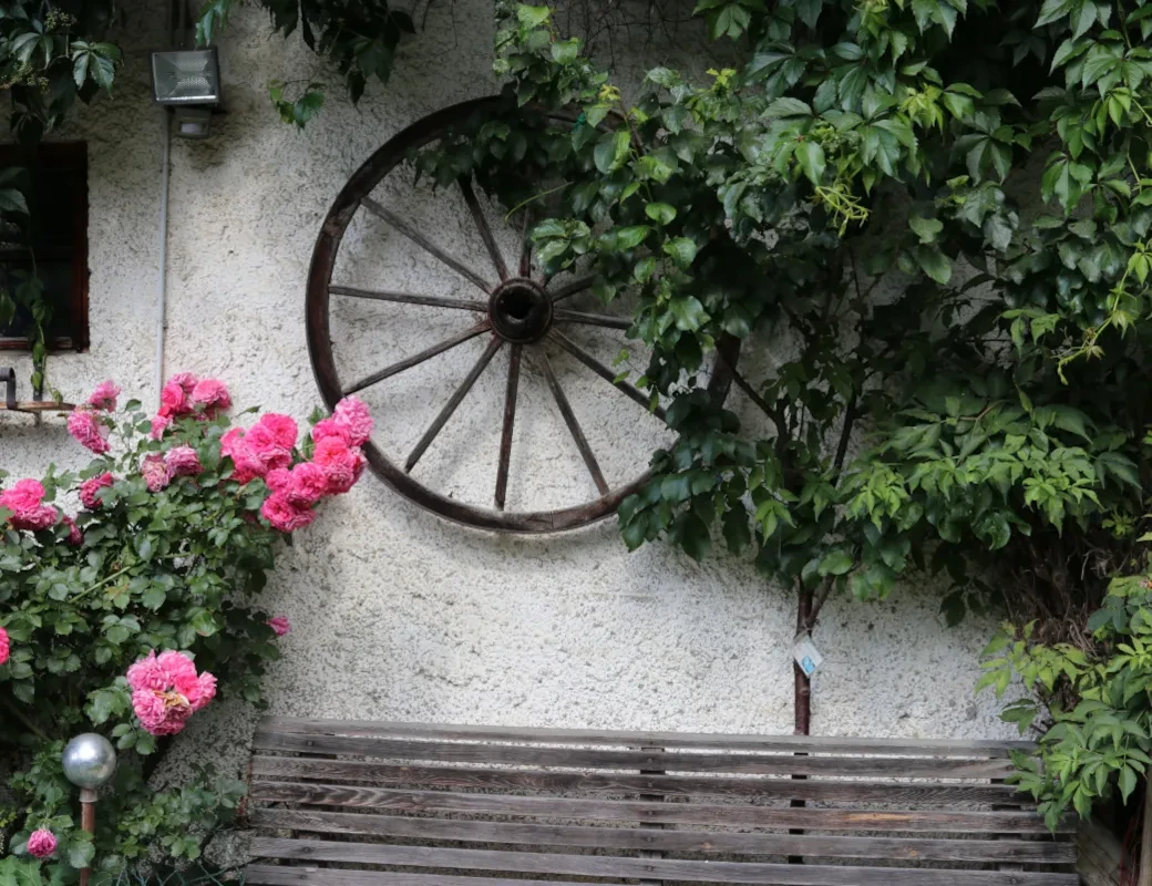 Reithgut Saalbach_Wagenrad als Deko an der Hausmauer