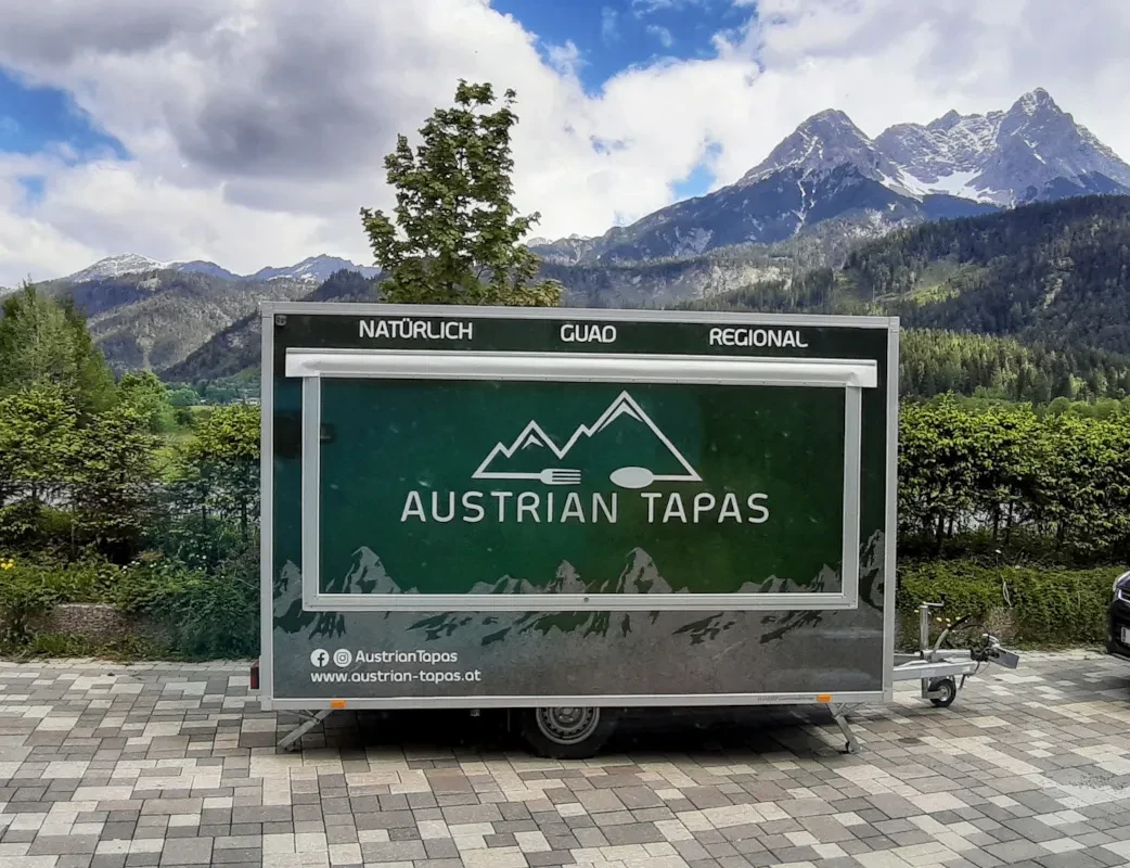 Der Austrian Tapas-Anhänger vor der Saalfeldener Bergkulisse