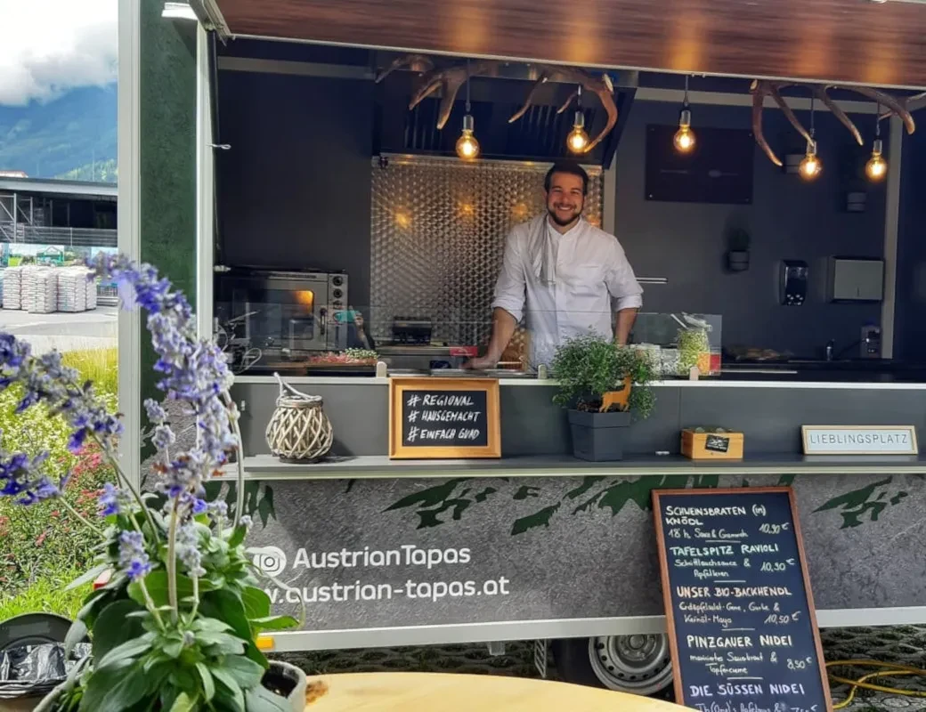 Austrian Tappas. Thomas at Work im Foodtruck