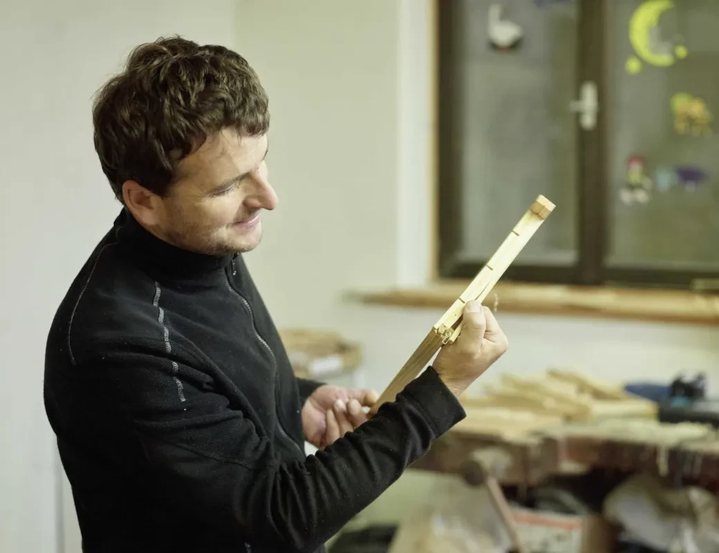 Stefan Mayrhofer beim Zuschneiden eines Rahmens für einen Bau von Bienenstöcken