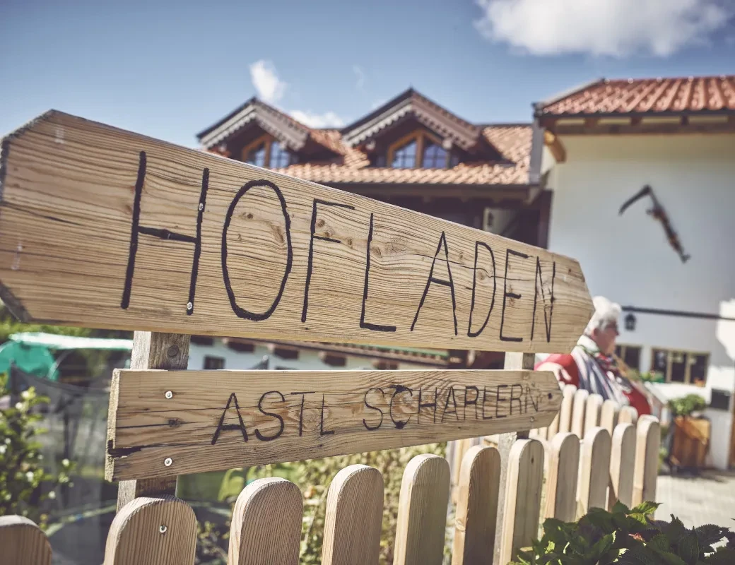 Scharlernhof_Schild weist zum Hofladen