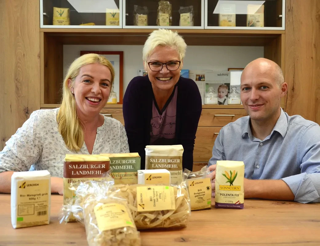 Lerchenmühle_Familie Wieser mit einer Auswahl ihrer Produkte