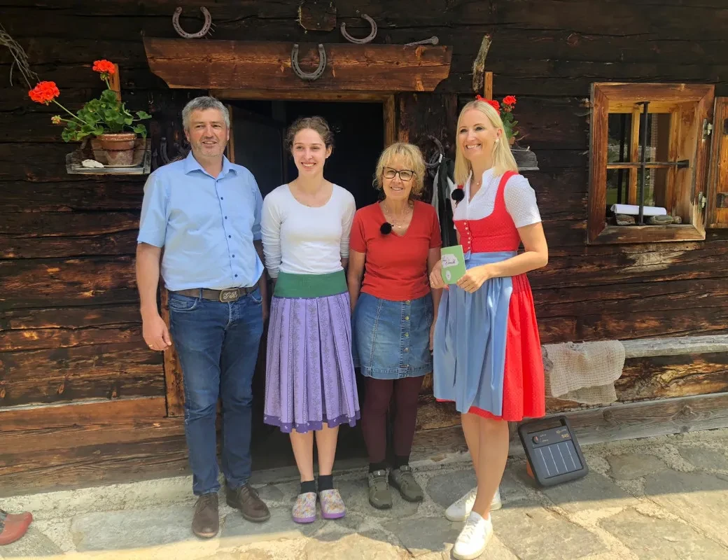 Salzburg schmeckt auf RTS Juni 23_ Angelika Pehab mit den Hüttenwirten vor der Hütte der Jaidbachalm 