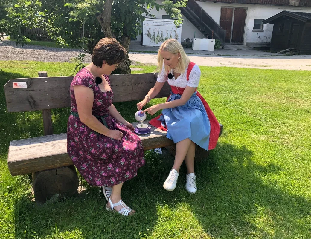 Salzburg schmeckt auf RTS Juni 23_ Angelika Pehab mit Andrea Rieder vom Hollersbacher Kräutergarten beim Teetrinken im Garten