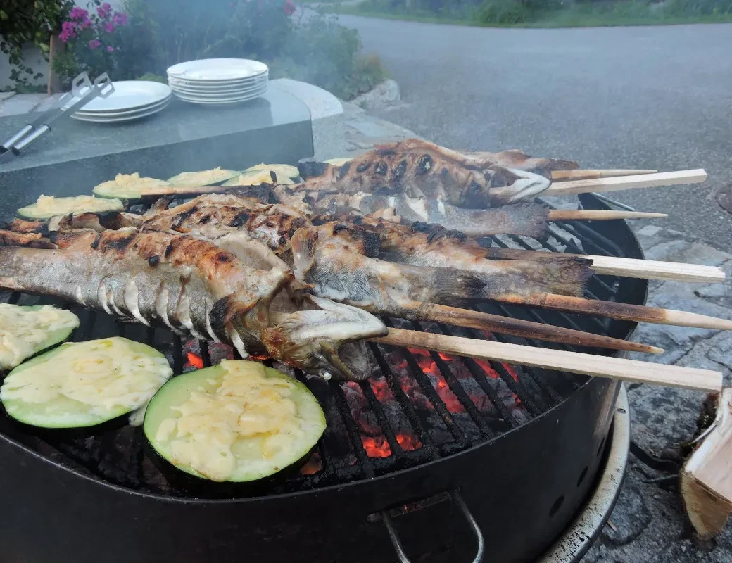 Fischzucht Kehlbach_Fische am Grill