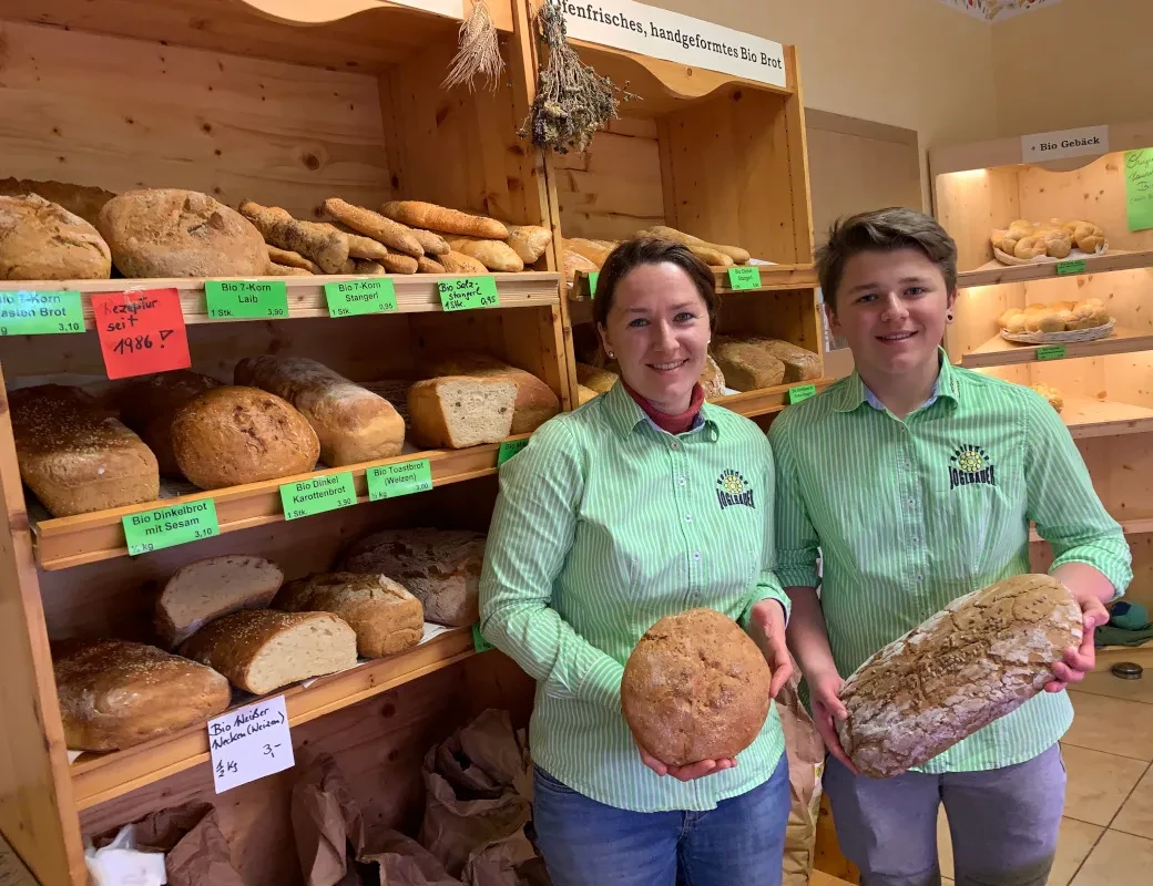 Joglbauer_Ofenfrisches Brot gibt es im Hofladen