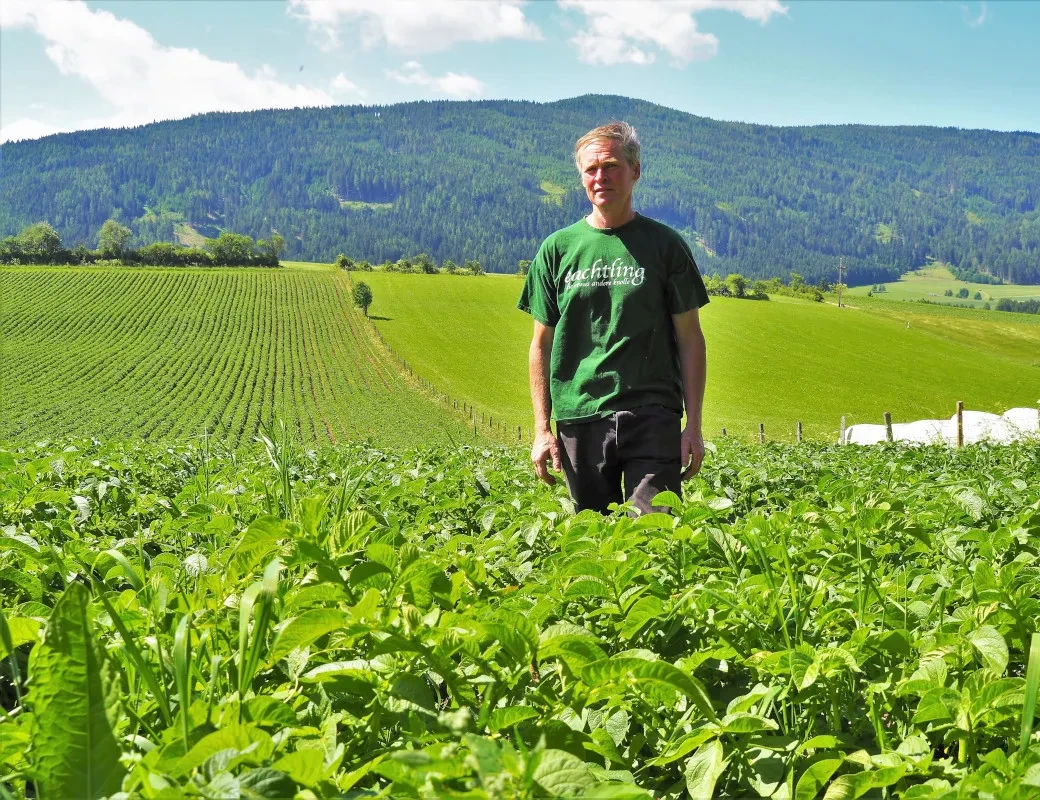 Bauer Bogensberger auf seinem Eachtlingfeld