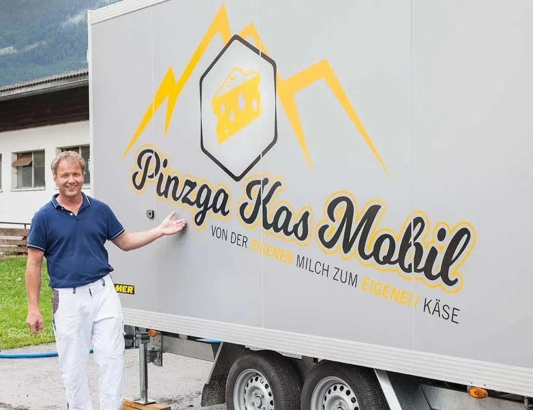 Wolfgang Dankl neben seinem Kasmobil