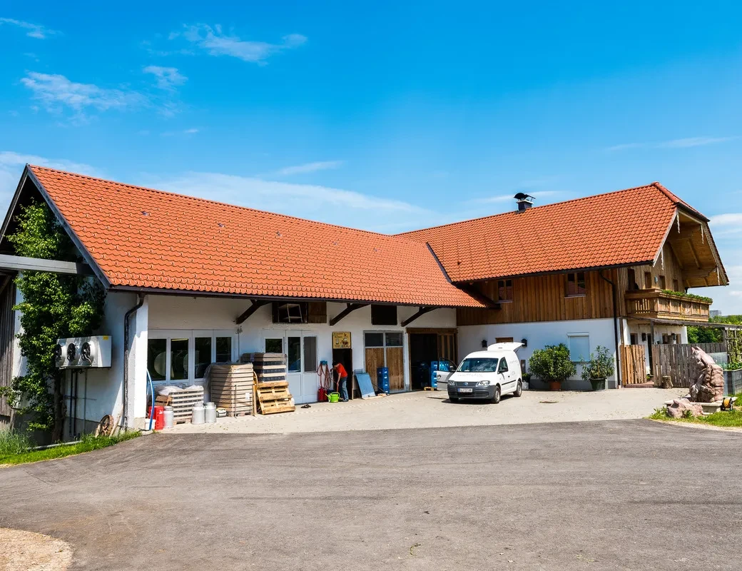 Hof der Mattigtaler Hofkäserei in Seekirchen
