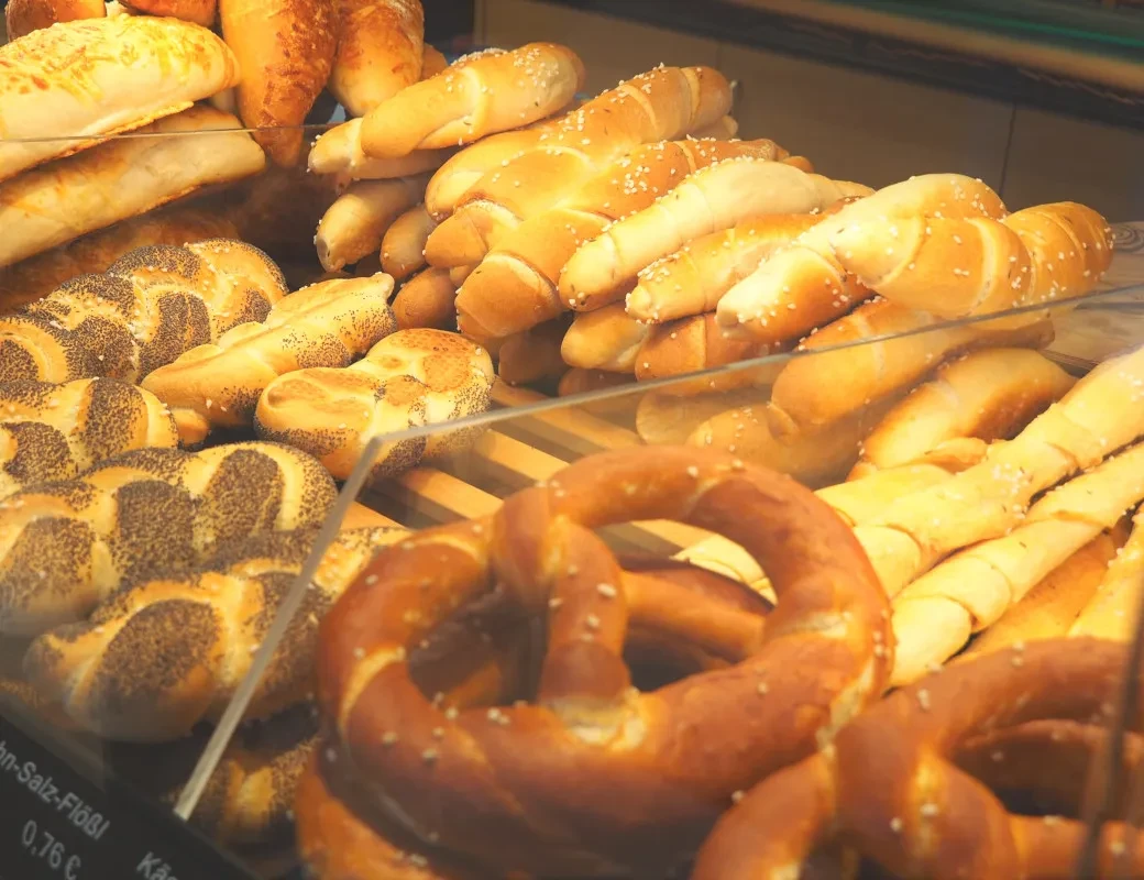 Gebäck in der Vitrine der Bäckerei Pföß_