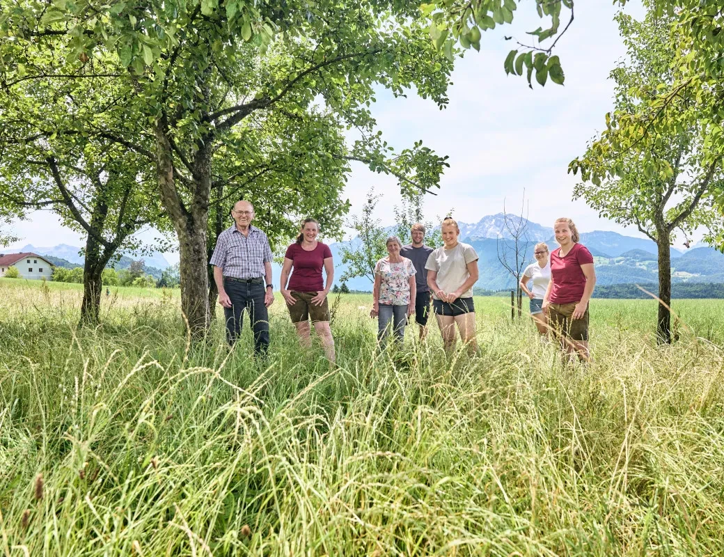Spitalergut_Familie Brunauer auf der Wiese vor dem Hof.