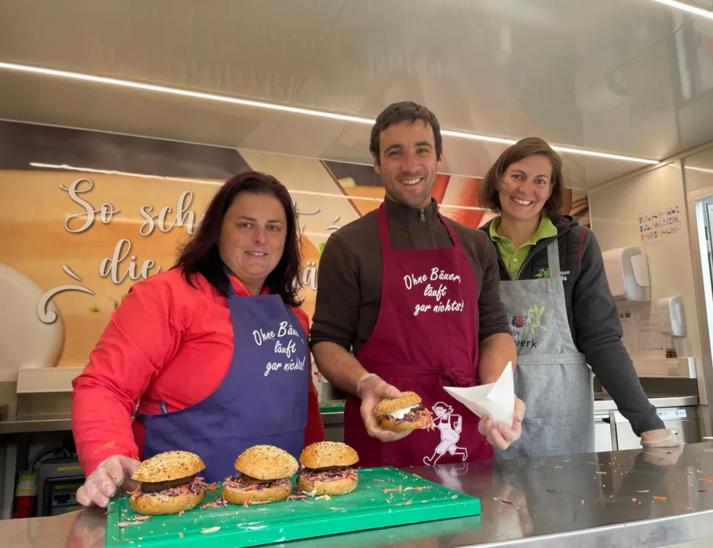 Salzburg schmeckt auf RTS_Genussmobil_Ortsbäuerin Heidi Schitter, Ortsbauer Martin Planitzer und Christine Wind von der Lungauer Spei