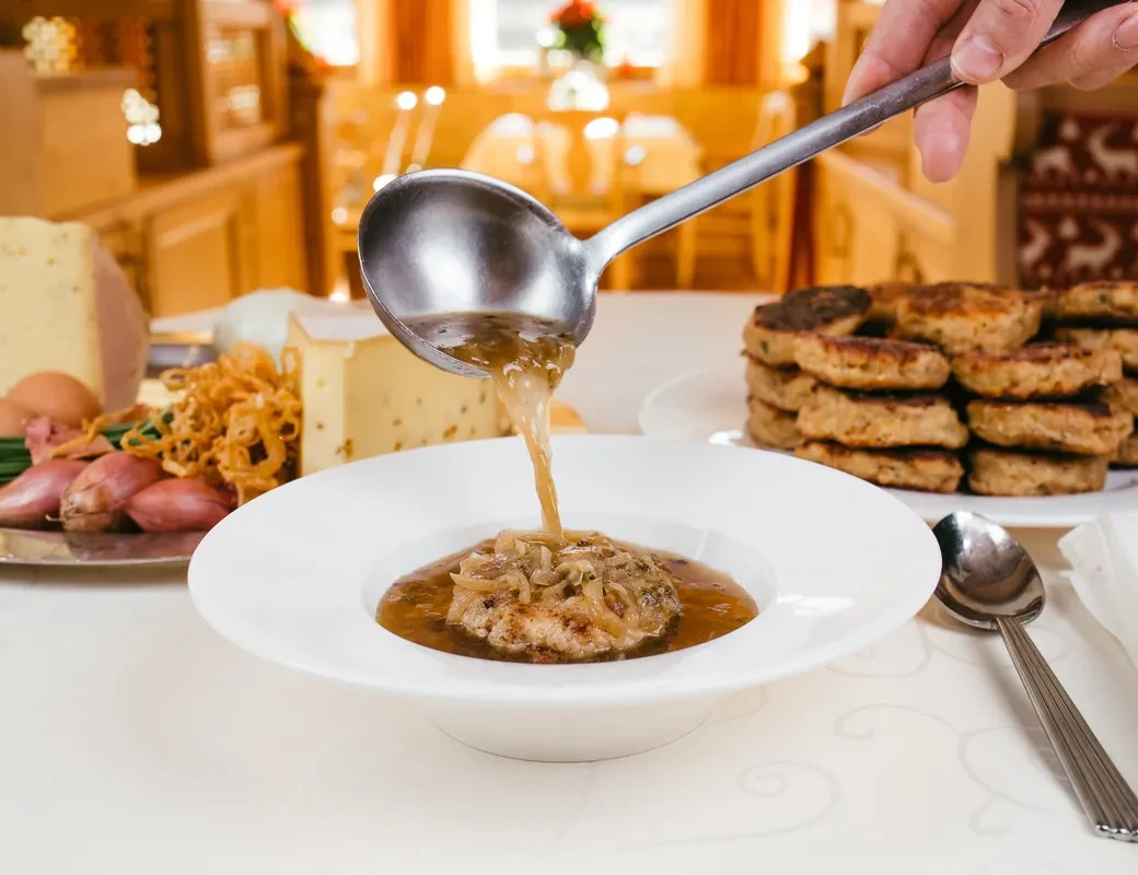 Eggerwirt_Kaspressknödel-Suppe_ausgezeichnet aufgetischt