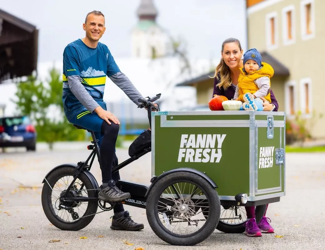 Frisches Obst und Gemüse kommt mit dem Lastenfahrrad