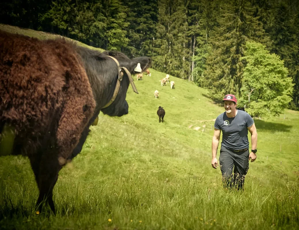 Biofarm Teufl_Andreas Teufl auf der Weide mit seinen Tieren