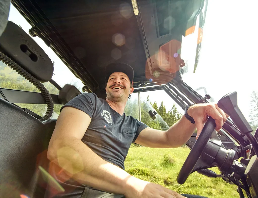 Biofarm Teufl_Andreas Teufl beim Traktorfahren