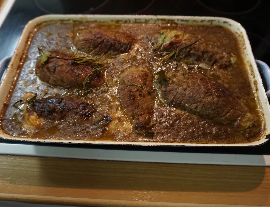 Rindsrouladen fertig in der Pfanne