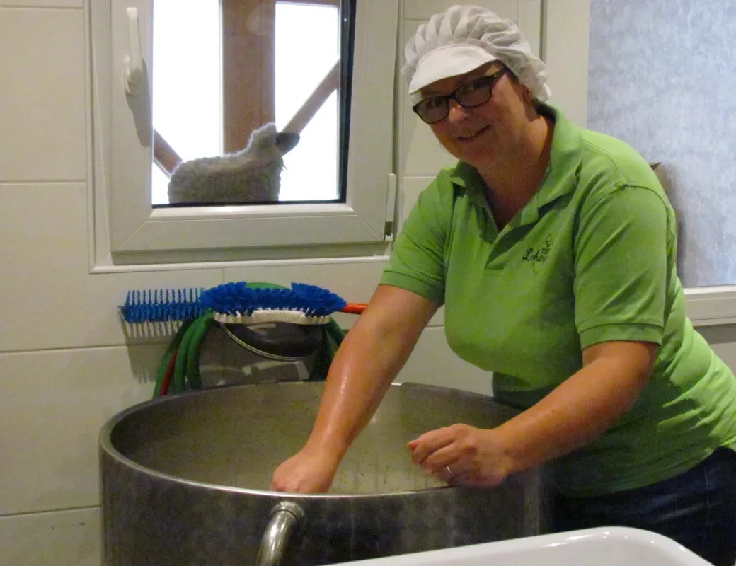 Lehengut_Birgit Laner beim Käsemachen