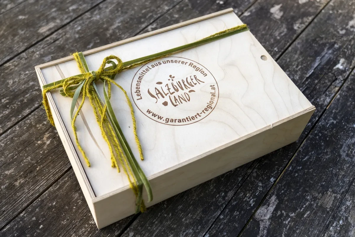 Mit Liebe gepackt, mit Geschmack gefüllt – so kommt Salzburg ins Genuss-Kisterl.