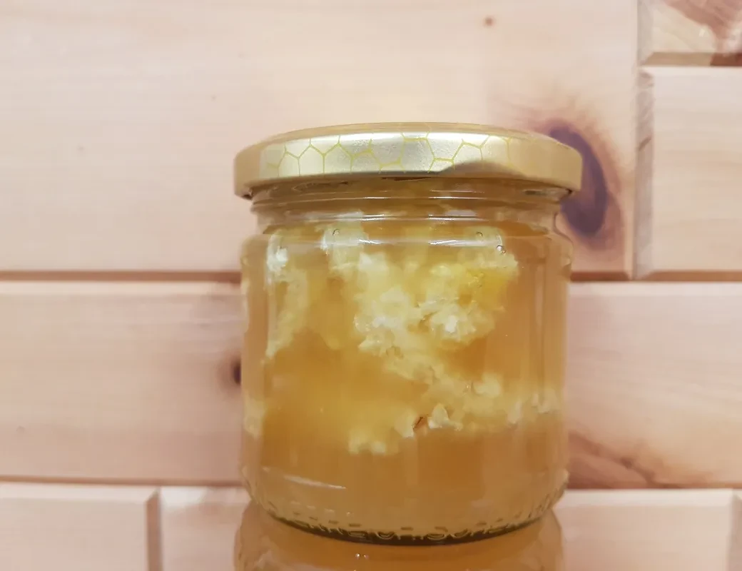 Alfred Bründl_Honig mit Wabe im Glas