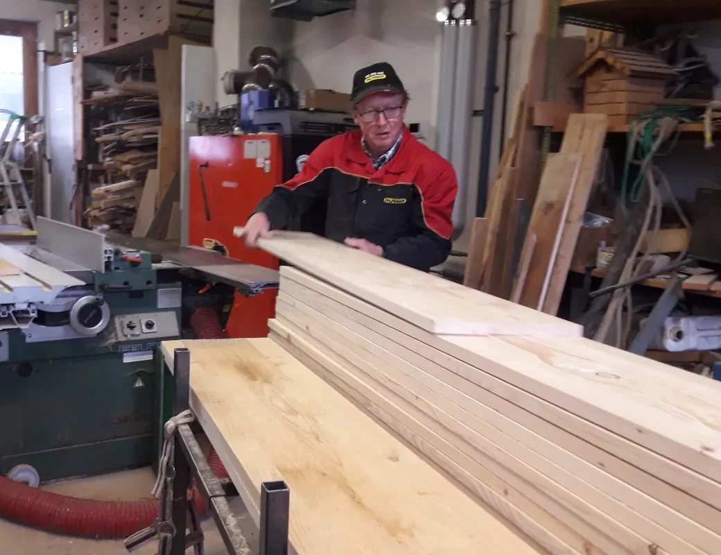 Aicherbauer_Kistenholz hobeln für die Holzstöckerl