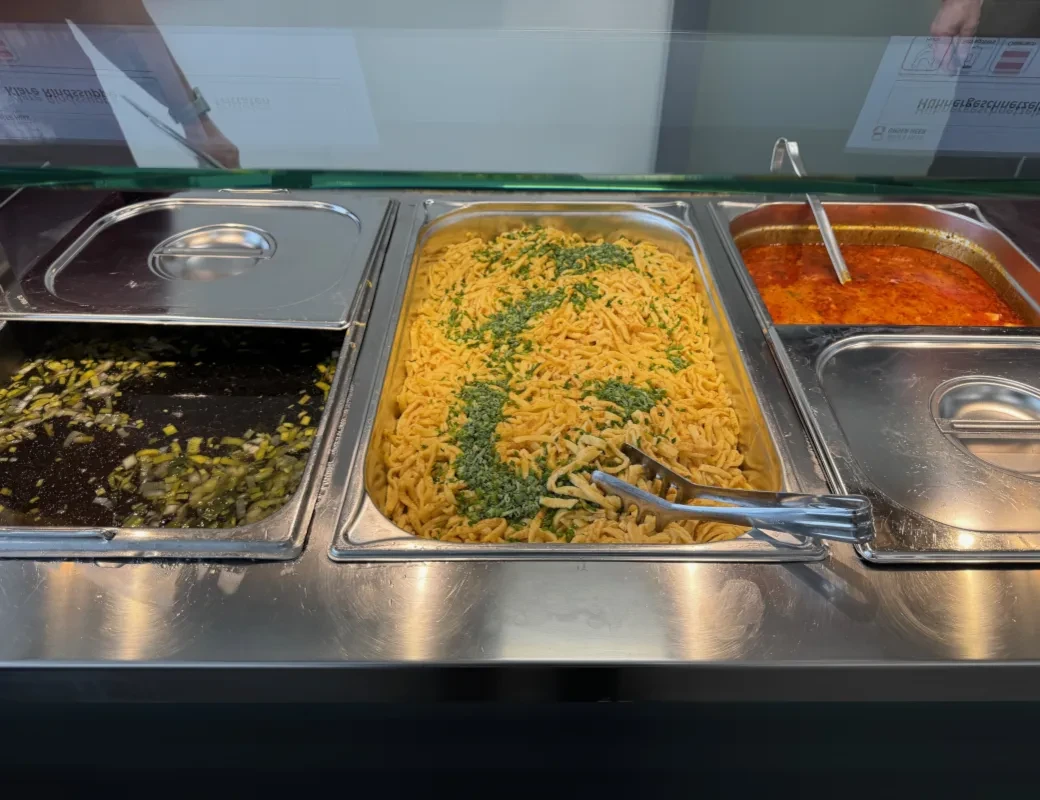 Mittagessern aus regionalen Zutaten gibt es in der Kantine des Bundesheeres