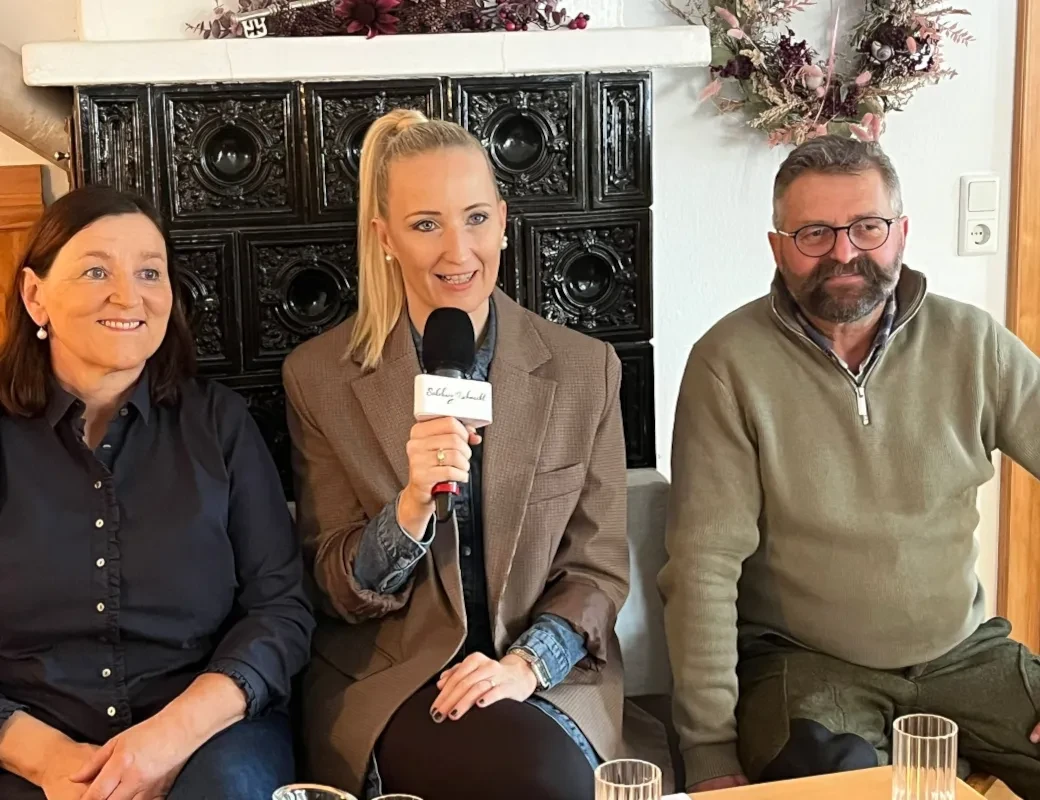 Salzburg schmeckt auf RTS_Februar 26_Angelika Pehab mit Elisabeth & Jakob Huber vor dem Kachelofen
