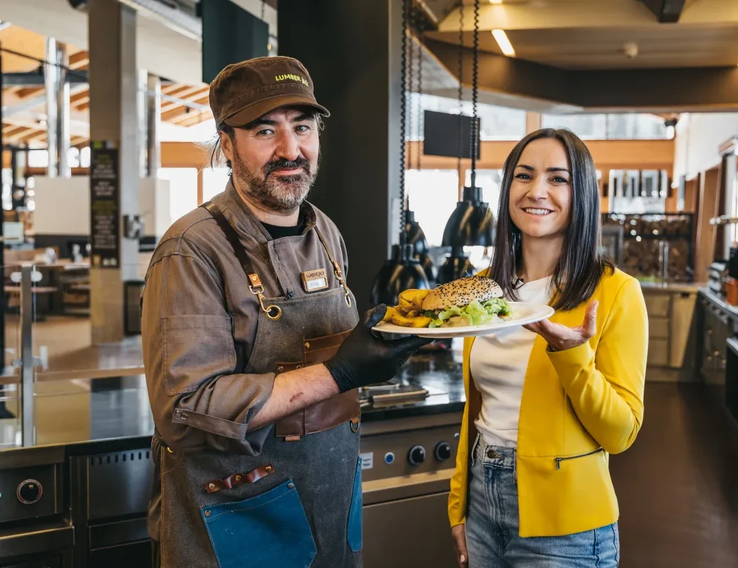 Genusstagebuch #61_Elisabeth Eisl mit Steffen Henkel auf der Lumberjack Hütte