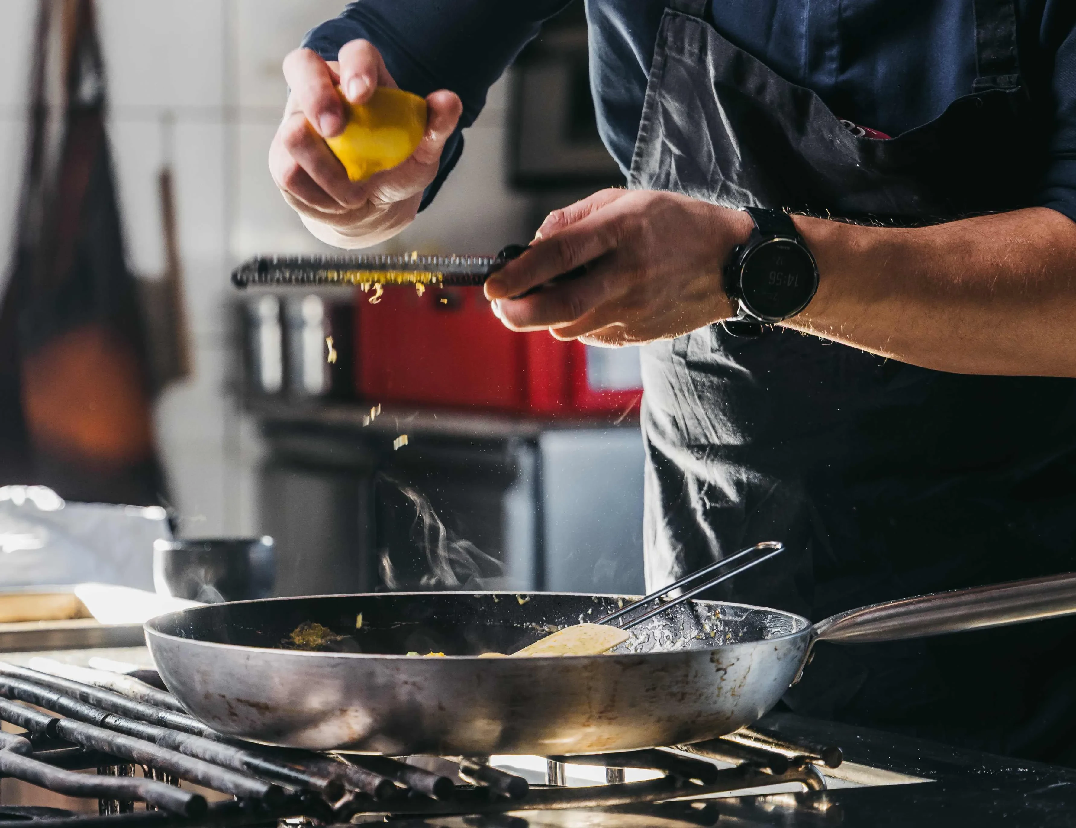Kochen und würzen am Herd