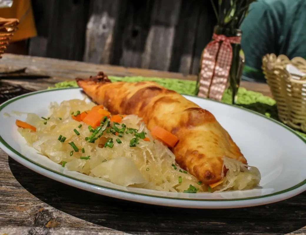Fleischkrapfen mit Sauerkraut