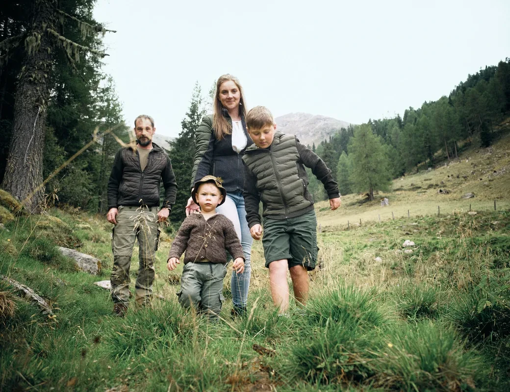 Aignerhof_ Thomas Aigner und Maria Ganitzer mit ihren zwei Jungs auf der Alm