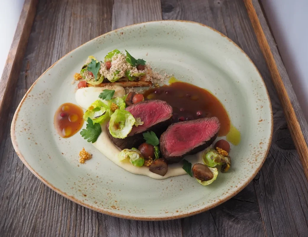 Häuserl im Wald_Rinderfilet serviert