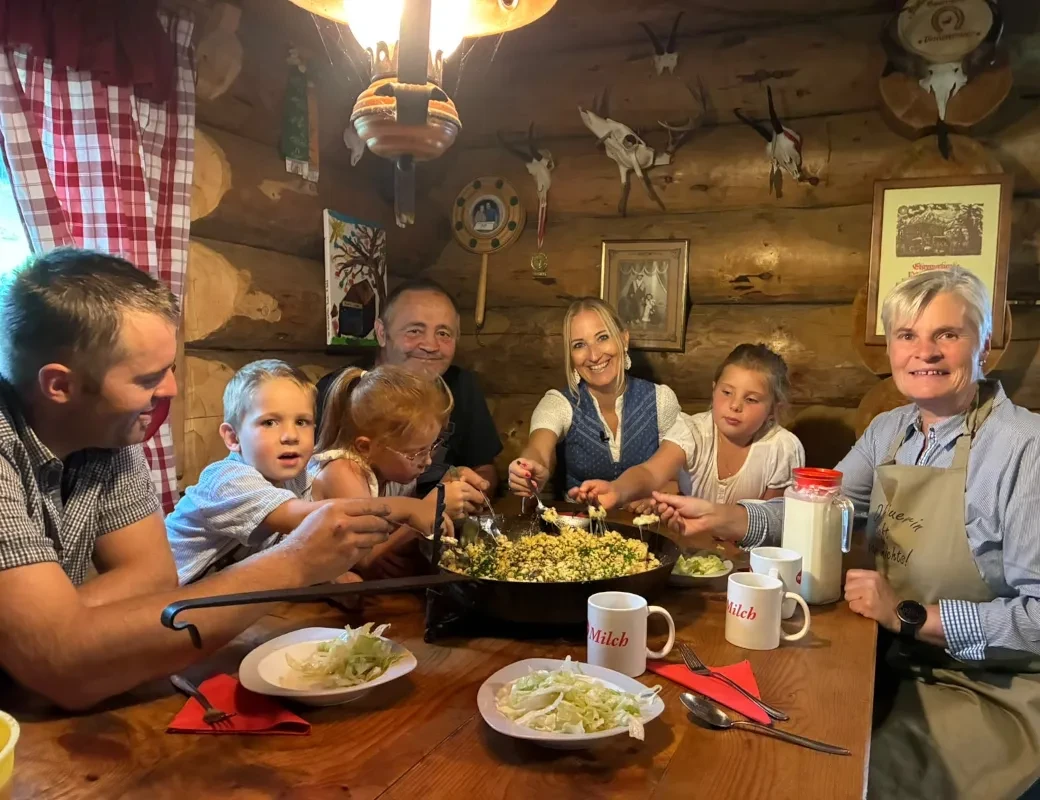 Salzburg schmeckt auf RTS_Angelika Pehab mit Familie Entleitner am Esstisch in der Hütte